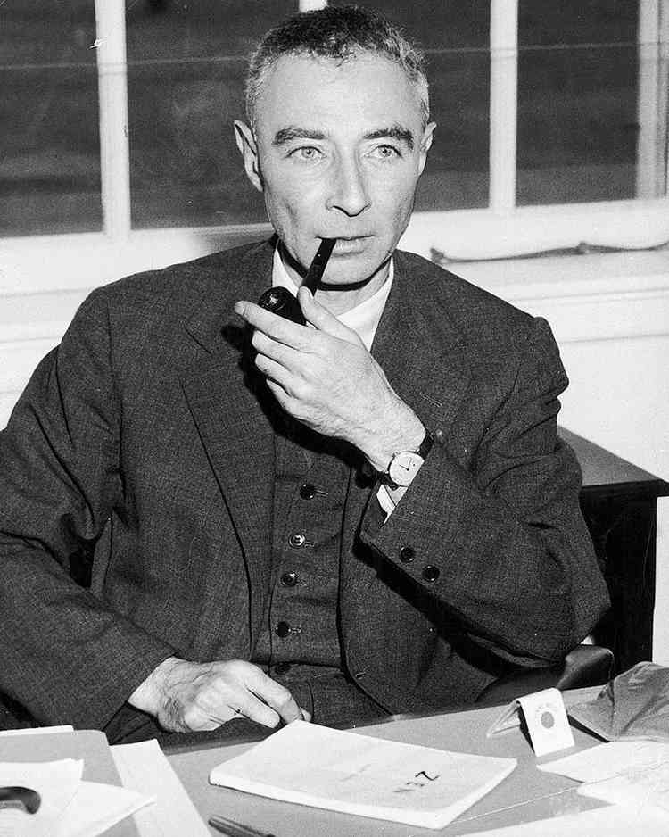Robert Oppenheimer com cachimbo na boca em foto em preto e branco