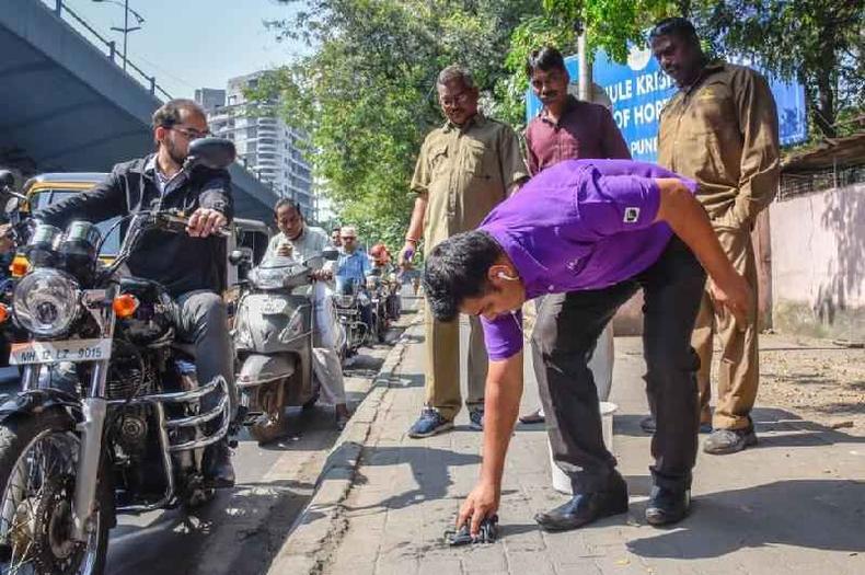 O esquadro anti-cuspidor da prefeitura d Pune (PMC) tomou medidas contra 11 pessoas, incluindo trs motoristas, durante uma campanha anti-cuspida em Mhasoba Gate Chowk, em 12 de novembro de 2018.