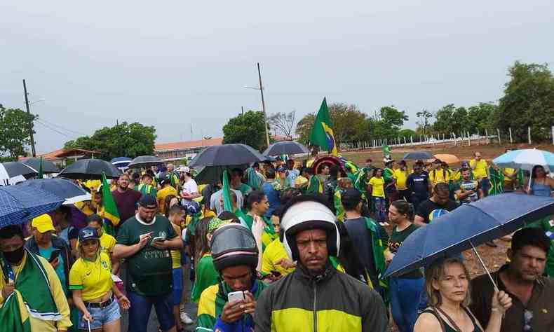 Foto mostra manifestantes em frente ao Exrcito em Montes Claros