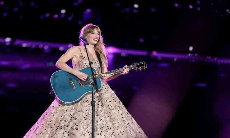 Taylor Swift cantando com violo