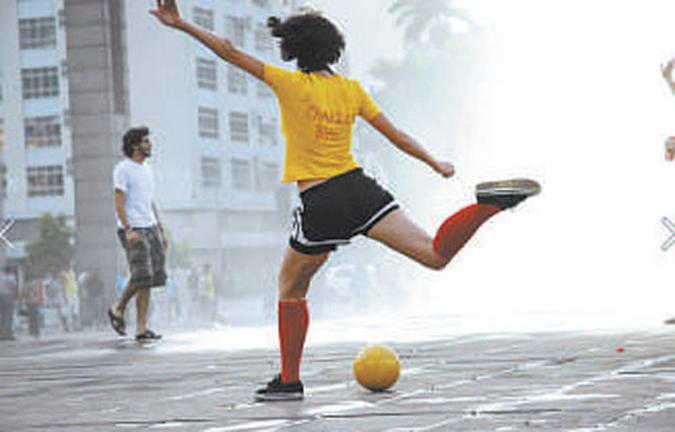 Baixo Bahia Futebol Social comeou como brincadeira e virou coisa sria: debate a apropriao do espao pblico pelos moradores da capital(foto: Flvia Mafra/Divulgao)