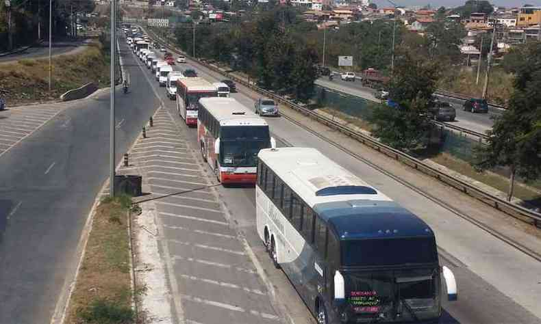 Motoristas na MG-010 seguindo em direo  Cidade Administrativa(foto: Paulo Filgueiras/EM/DA Press)
