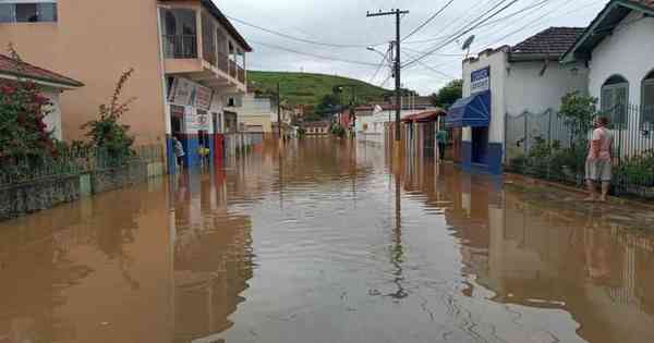 Rio transborda após chuvas e centro de Pouso Alto é tomado pelas águas - Gerais - Estado de Minas
