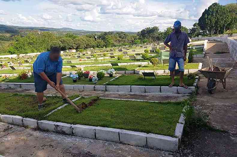 Imagens dos coveiros enterrando caixes vazios foram anexadas s investigaes(foto: MPMG/Divulgao)