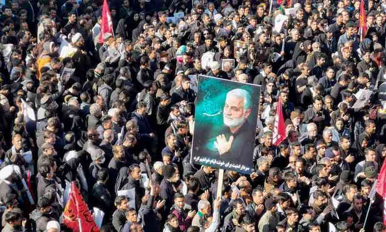 Uma multido acompanhou o cortejo fnebre do general Qassem Soleimani em Kerman, sua cidade natal, e pelo menos 56 perderam a vida (foto: Atta Kenare/AFPJim Watson/AFP)