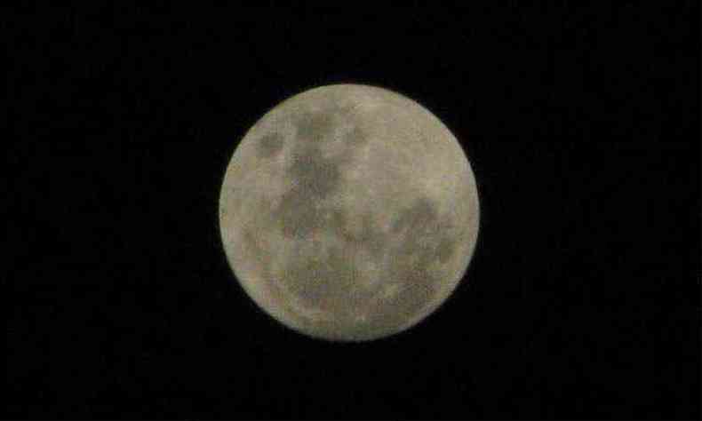 Vista da lua no Bairro Prado, em Belo Horizonte(foto: Fred Bottrel/EM/D.A PRESS)