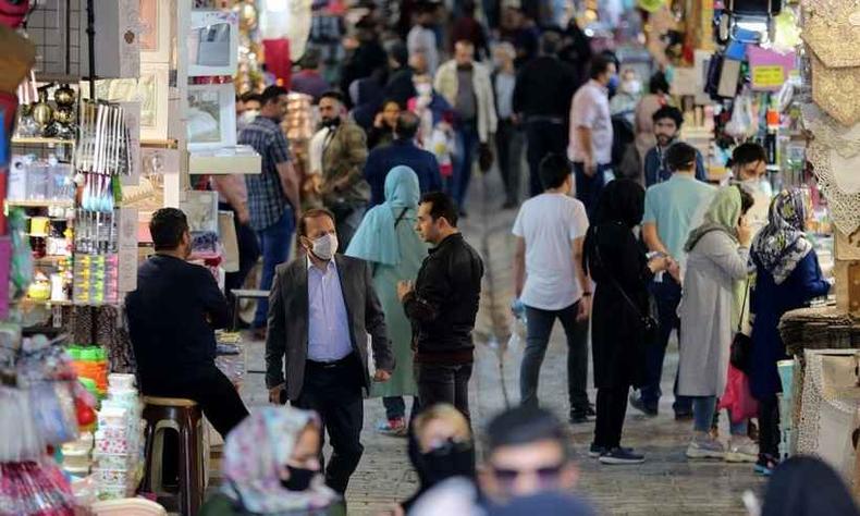 Iranianos frequentam Mercado do Grande Bazar na capital Teer, enquanto a ameaa da pandemia persiste no ms sagrado muulmano do Ramad(foto: ATTA KENARE / AFP)