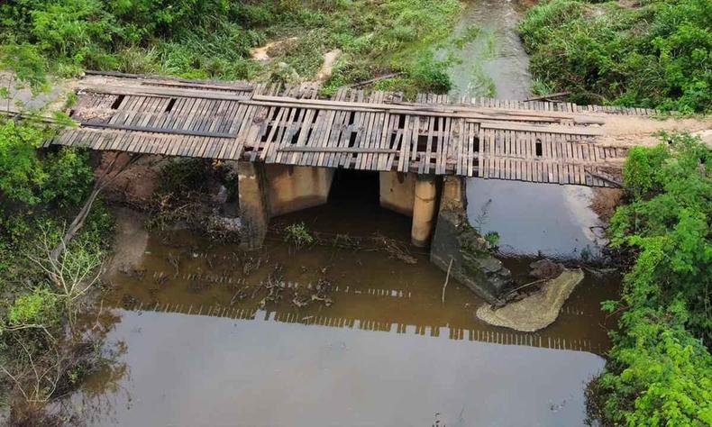 A ponte, que est� desativada, voltou a ser usada pelos motoristas no trecho entre Almenara e Salto da Divisa
