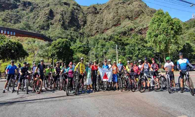 Grupo de ciclistas se rene na Serra do Curral