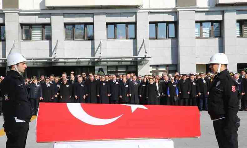 Presidente e ministros turcos participam de cerimnia em homenagem aos policiais que morreram nos ataques terroristas(foto: Kayhan Ozer/AFP)