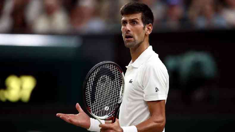 Novak Djokovic em quadra reage com surpresa