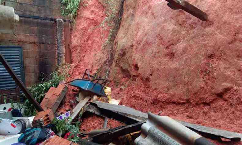 Muro atingiu telhado da casa que tambm desabou(foto: Corpo de Bombeiros/Divulgao)