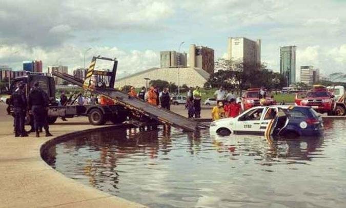 Acidente aconteceu por volta das 15h30, mas o veículo só foi retirado do local às 17h15(foto: Thais Antonio/TV Brasil) Acidente aconteceu por volta das 15h30, mas o veículo só foi retirado do local às 17h15(foto: Thais Antonio/TV Brasil)