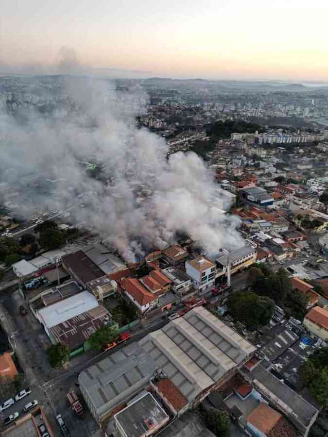 As chamas e muita fumaa podem ser vistas de diferentes pontos da capital mineiraInstagram: @estev4m/Esp. EM - Belo Horizonte - MG