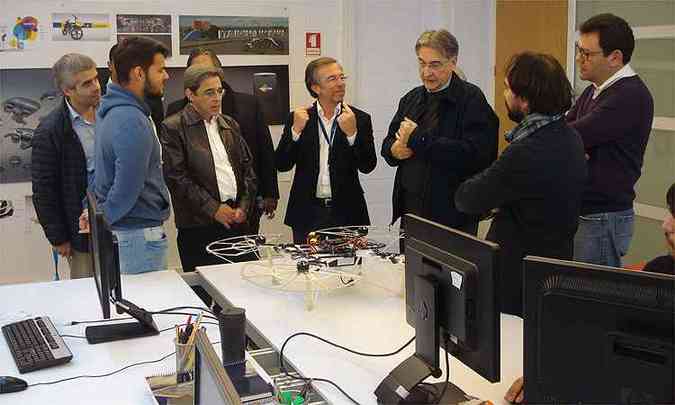 Governador Fernando Pimentel conhece drone usado em vistoria de redes eltricas (foto: Divulgao/CEIIA)