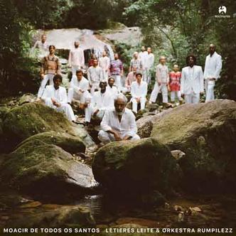 Capa do disco Moacir de todos os santos traz o maestro Letieres Leite e msicos da Orkestra Rumpilezz posando numa cachoeira 
