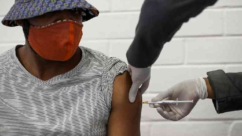 frica do Sul tem participado de testes em humanos para vrias vacinas potenciais para covid-19(foto: Reuters)