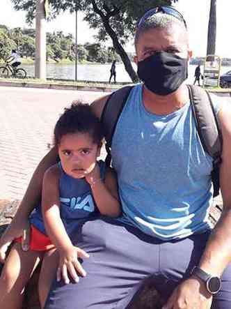 Leandro Camargo Souza e a filha Helena: ele espera que as pessoas se conscientizem(foto: Jair Amaral/EM/DA Press)
