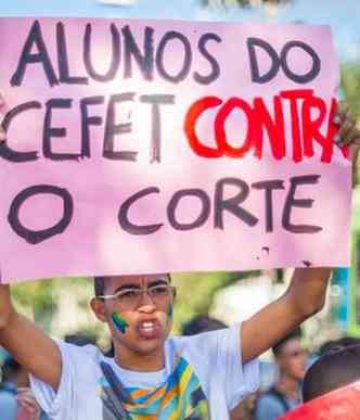 Protesto contra cortes no oramento fechou a via nos dois sentidos(foto: Matheus Ruas/Divulgao)