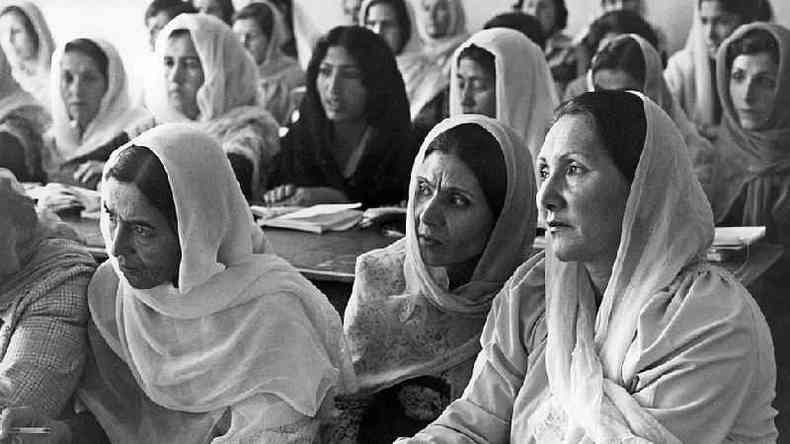 Mulheres afegs estudam em Cabul durante o governo comunista, nos anos 1980