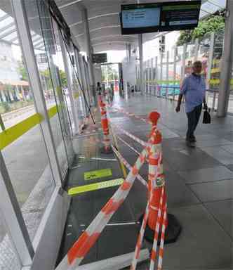 Em 8 de novembro de 2014, um homem foi preso depois de quebrar a porta de vidro da Estao So Paulo do BRT/Move(foto: Beto Novaes/EM/D.A Press)