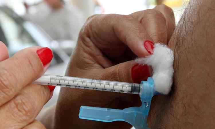 Imagem de uma aplicao de vacina por meio de uma seringa