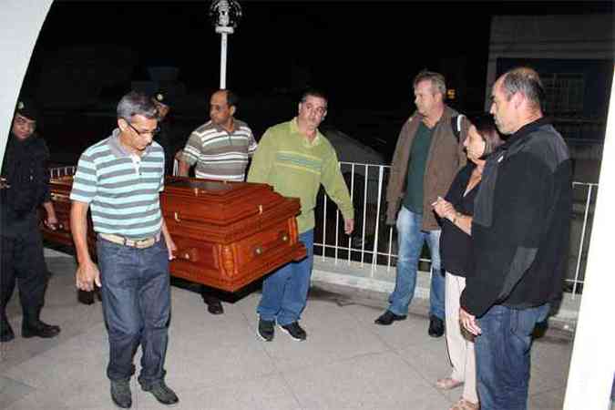 Entre parentes e amigos, a me de Geraldo Magela recebe o corpo do filho em Governador Valadares(foto: Carlos Esp.EM/D.A Press)