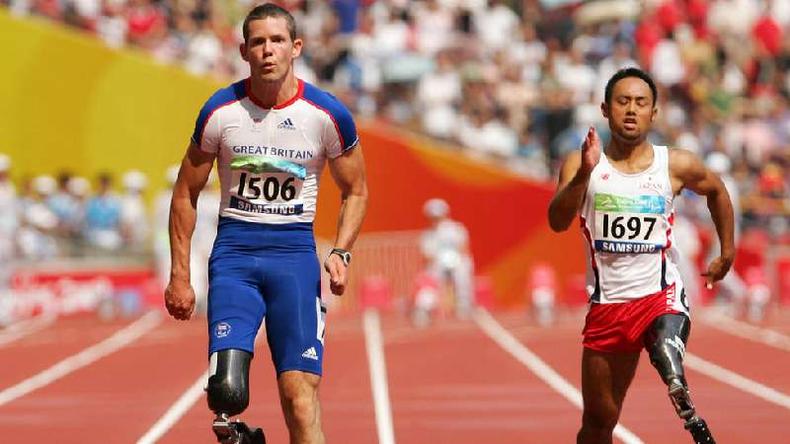 John McFall (na foto, a esq.) venceu a medalha de bronze nos Jogos Paraolímpicos de 2008 nos 200 metros classe T42 e agora será treinado como astronauta pela Agência Espacial Europeia(foto: Getty Images) John McFall competing at the 2008 Paralympic Games in the Men's 100m T42 Final Athletics event