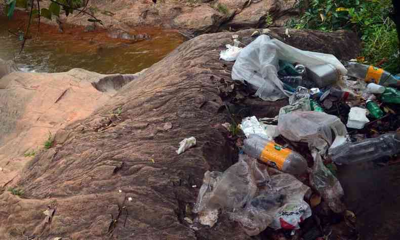 lixos em uma pedra 