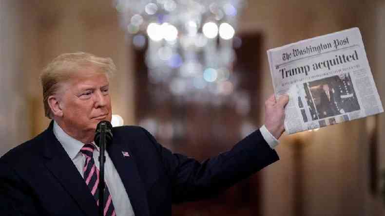 Presidente Trump segura exemplar do The Washington Post um dia depois que Senado dos Estados Unidos o absolveu de impeachment(foto: Getty Images)
