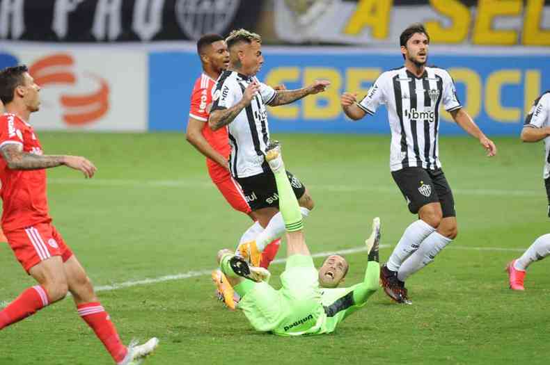 No domingo, Galo ficou no 2 a 2 com o Inter: alm de ver o So Paulo disparar na liderana, time pode perder o segundo lugar para o Flamengo(foto: ALEXANDRE GUZANSHE/EM/D.A PRESS)