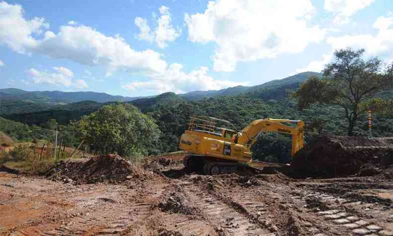 Obras de barragem de reteno no Crrego do Vieira, prximo  comunidade de Socorro, em Baro de Cocais(foto: Alexandre Guzanshe/EM/D.A Press. Brasil)