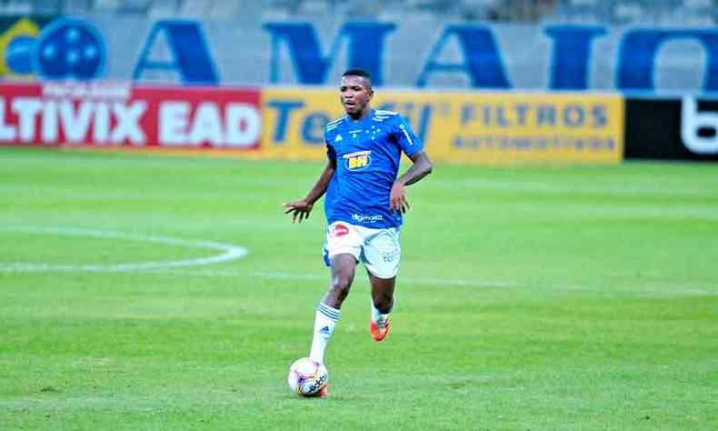 O zagueiro Cac comemora a regularidade do time e a estabilidade defensiva, tendo levado s um gol nas ltimas partidas (foto: Alexandre Guzanshe/EM/D.A Press 7/9/20)