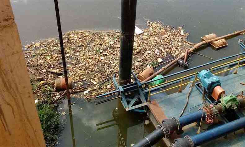 Foto tirada em outra ocasio mostra lixo no Rio das Velhas. Problema seria recorrente(foto: SAAE Sete Lagoas/Divulgao)