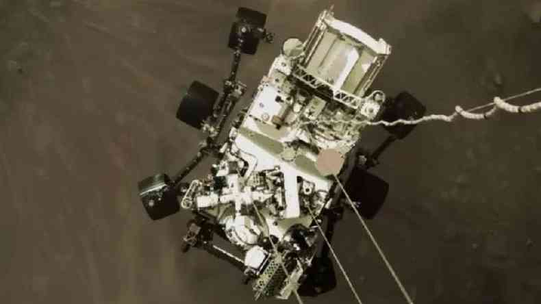 Rob Perseverance quando estava pousando em Marte, visto do foguete que auxiliou em sua descida(foto: NASA)