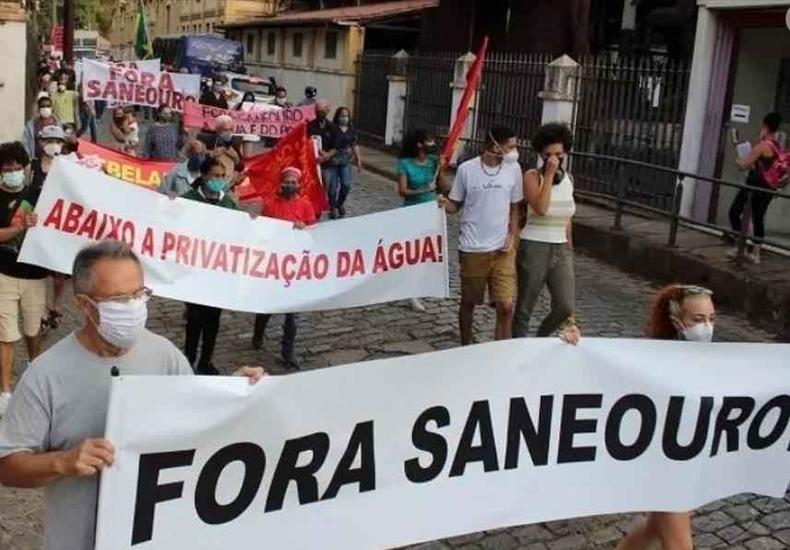 Desde a entrada da concessionria, que pertence a um grupo empresarial da Coreia do Sul, moradores de Ouro Preto tm se mobilizado contra a presena da empresa