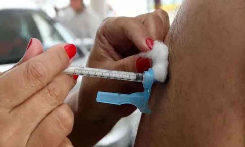 Vacina sendo aplicada em cidado