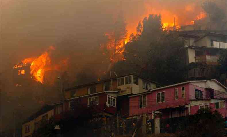 Incndio comeou nesta tera-feira (24)(foto: RAUL ZAMORA / ATON CHILE / AFP)