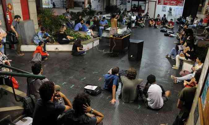 Reunio de alunos no prdio da Fafich, no Campus da UFMG, na noite desta tera-feira(foto: Marcos Vieira/EM/D.A Press)