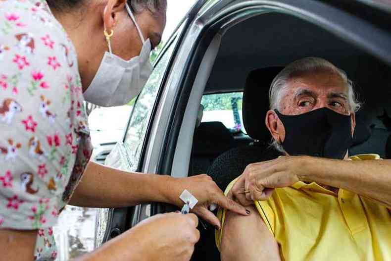 A cidade recebeu 1.180 doses para imunizar idosos com mais de 90 anos.(foto: Pablo Santos/PMD)