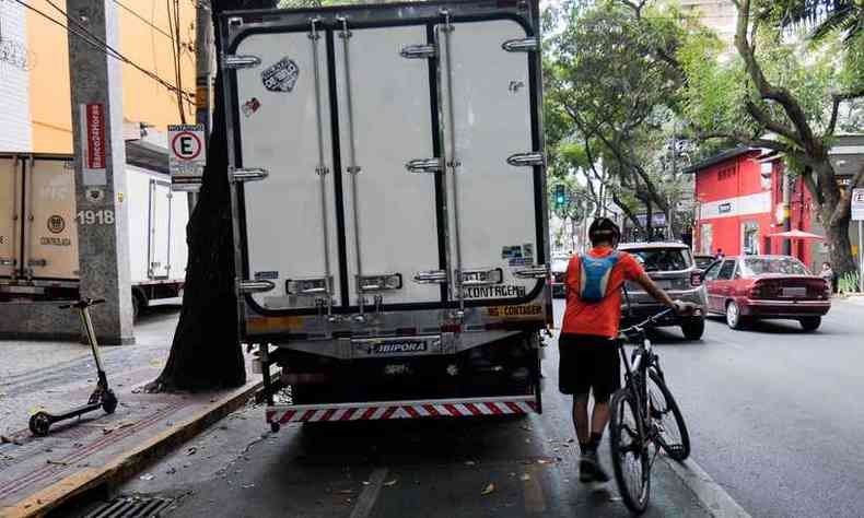 Na Regio Centro-Sul, invaso da faixa por motoristas  infrao constante (foto: Leandro Couri/EM/D.A Press)