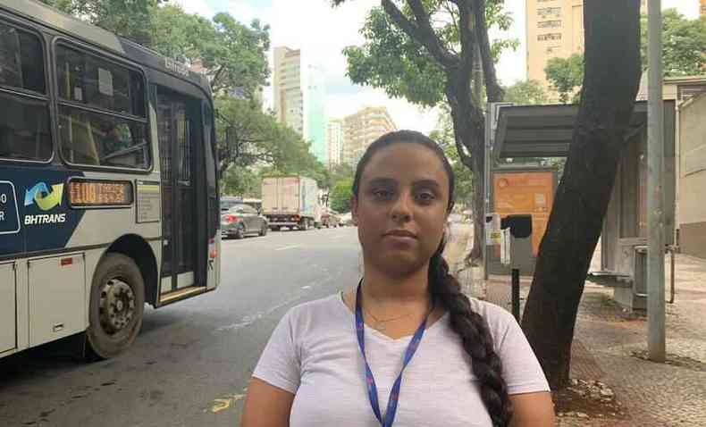 Evelly Ferreira, enquanto espera nibus em Belo Horizonte