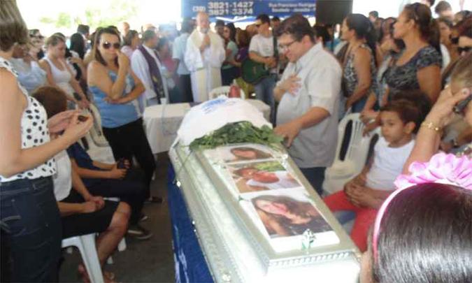 Centenas de pessoas acompanharam em Janaúba, no Norte de Minas, o velório da professora, que deixou três filhos e um legado de dedicação à arte de ensinar(foto: Luiz Ribeiro/EM/DA Press) Centenas de pessoas acompanharam em Janaúba, no Norte de Minas, o velório da professora, que deixou três filhos e um legado de dedicação à arte de ensinar(foto: Luiz Ribeiro/EM/DA Press)