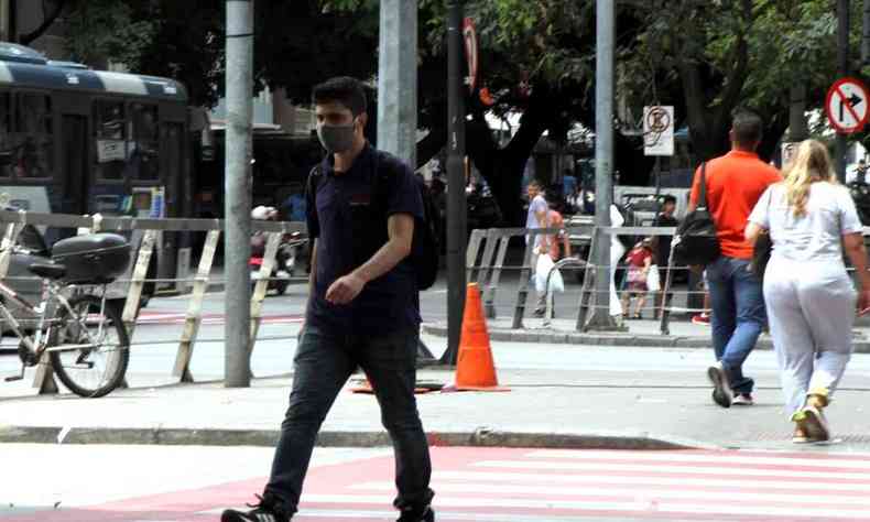 Pessoas caminham pelas ruas do centro de BH usando mscaras 