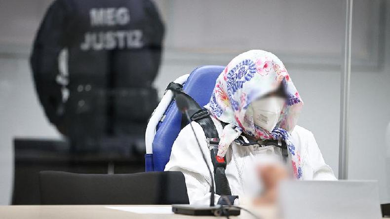 A r Irmgard F., de 96 anos, ex-secretria do comandante da SS do campo de concentrao de Stutthof, sentada no tribunal no incio de seu julgamento em Itzehoe, norte da Alemanha, em 19 de outubro de 2021