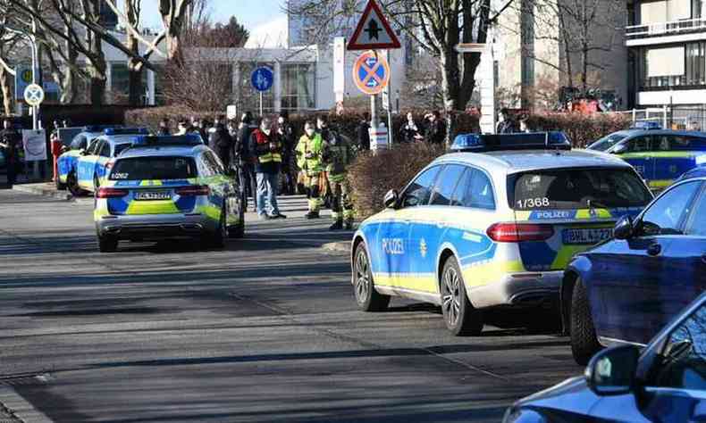Carros da polícia cercam a universidade após o tiroteio