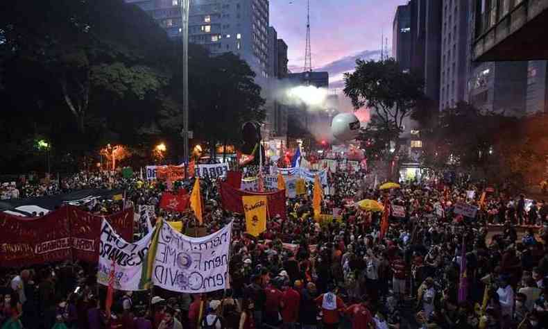 Avenida Paulista, no sbado (29/5): antibolsonaristas lotaram principal local de manifestaes da capital paulista(foto: NELSON ALMEIDA / AFP)