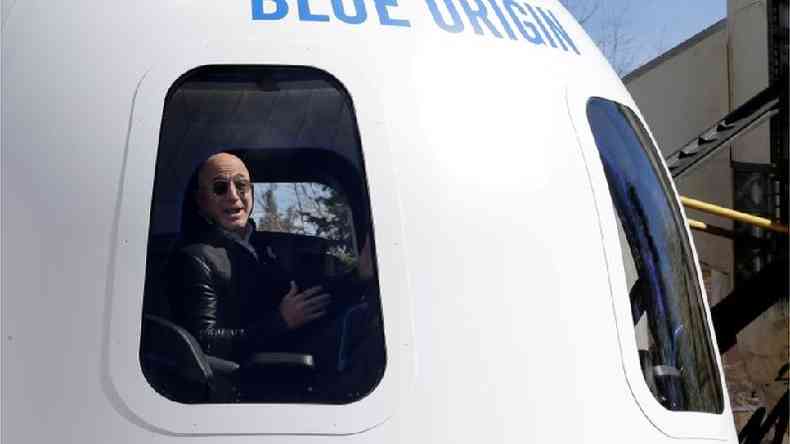 Bezos fala em 2017 a bordo de uma nave construída por sua empresa Blue Origin(foto: Getty Images)