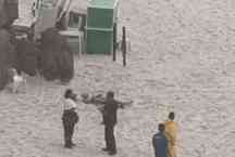 Vdeo: homem  atingido por raio e morre no meio da praia