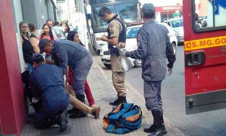 Adolescente recebeu os primeiros atendimentos dos bombeiros na rua onde aconteceu o acidente(foto: Divulgao/Rdio Minas/SistemaMPA)